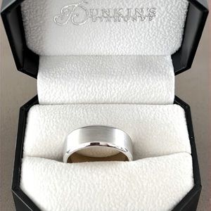 Mens wedding ring. Never worn.